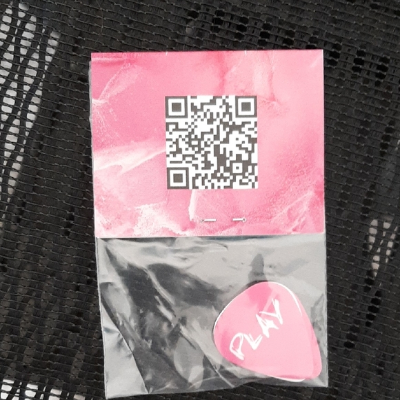 Ed Sheeran Pink Guitar Pick and Card - Picture 2 of 3